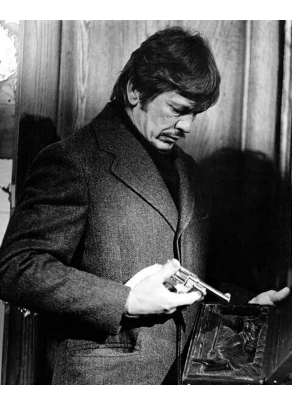 Charles Bronson looks at his pistol 1974 Death Wish 4×6 inch photo